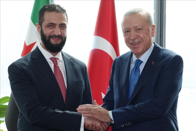 أردوغان يؤكد تطلع تركيا لرفع العقوبات عن سوريا ويشدد على وحدة أراضيها