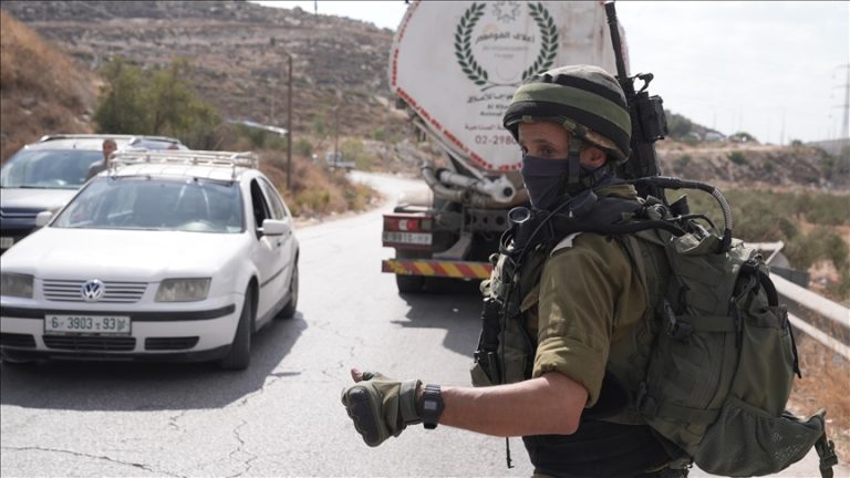 الاحتلال يواصل حصار 70 ألف فلسطيني شمال غرب القدس لليوم الثاني
