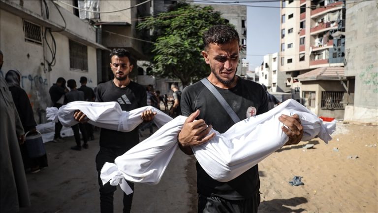 13 شهيدًا في هجمات إسرائيلية استهدفت منازل ومنتظري مساعدات بغزة