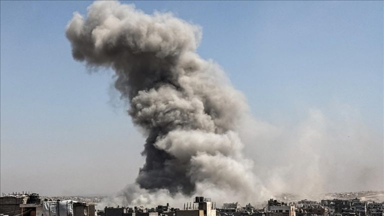 21 شهيدًا بينهم أطفال ونساء في غارات إسرائيلية عنيفة على غزة