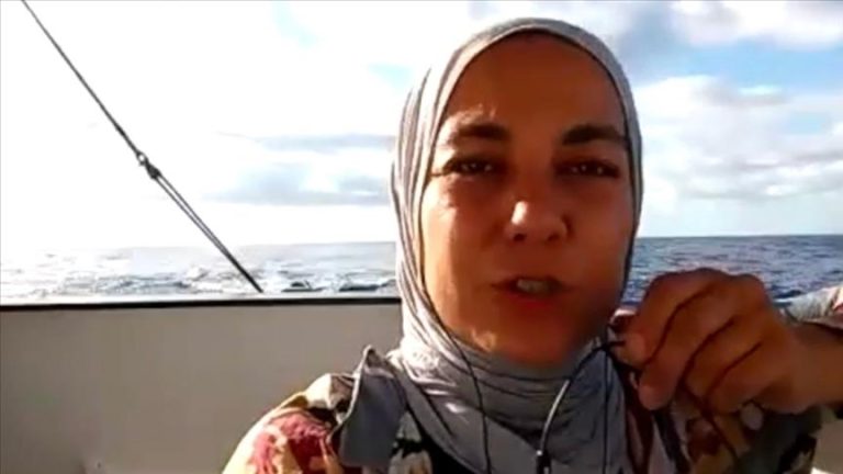 ناشطة تركية من “أسطول الصمود”: نطالب الحكومات بدعم دبلوماسي يضمن وصولنا الآمن إلى غزة
