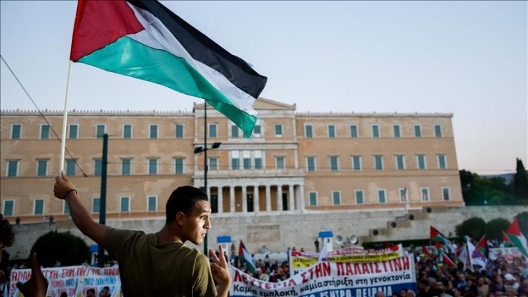 نشطاء يسكبون طلاءًا أحمر على فندق في أثينا احتجاجًا على استثمارات إسرائيلي