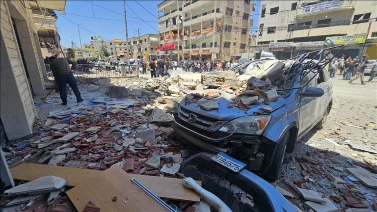 مسيّرة إسرائيلية تستهدف سيارة في جبل لبنان وتفجيرات ليلية جنوبًا