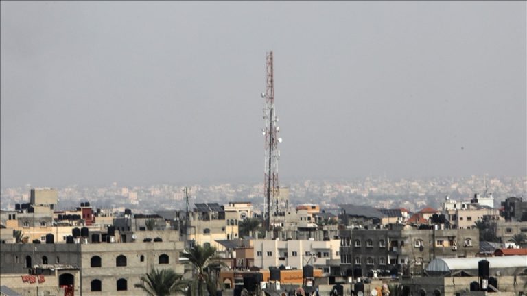 إسرائيل تعزل 800 ألف فلسطيني عن العالم بعد قطع الاتصالات والإنترنت في غزة