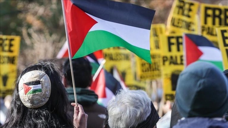 عمال موانئ إيطاليون يهددون بإغلاق الموانئ إذا صادرت إسرائيل أسطول الصمود المتجه لغزة