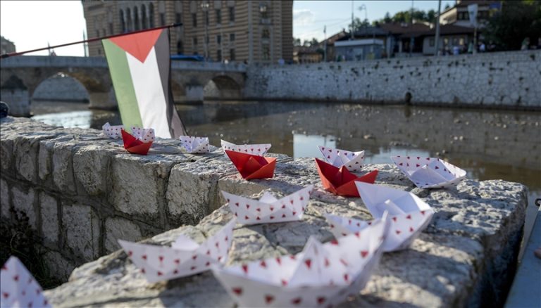 بوسنيون يطلقون سفنًا ورقية دعمًا لـ”أسطول الصمود” لكسر حصار غزة