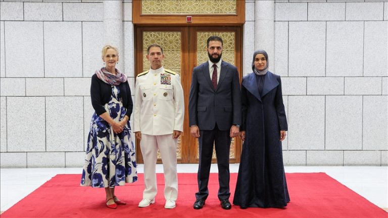 الرئيس السوري أحمد الشرع يبحث مع قائد “سنتكوم” التعاون السياسي والعسكري