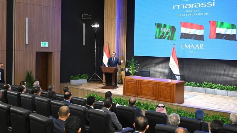 مصر توقع عقود “أكبر مشروع سياحي على ساحل البحر الأحمر” باستثمارات 18.5 مليار دولار