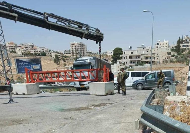 محللون: البوابات الحديدية في الضفة الغربية خطوة إسرائيلية لترسيخ الضم وتقطيع أوصال الأرض