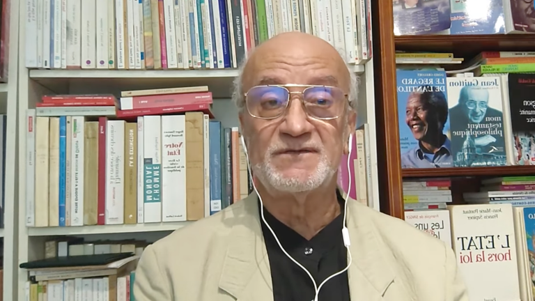 أحمد الشيخ يحذّر من تداعيات مظاهرات لندن ضد المهاجرين ويطالب بمعالجة إنسانية للأزمة