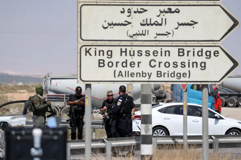 إغلاق جسر الملك حسين يهدد الاقتصاد الأردني والفلسطيني ويعكس رسالة سياسية من الاحتلال