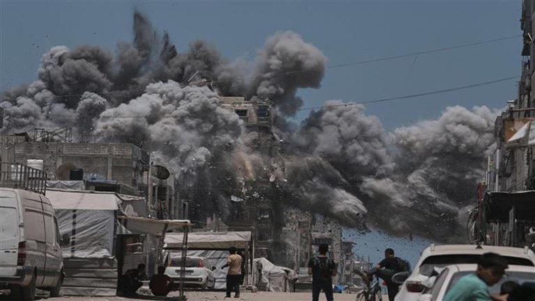 الغزيون يتحدون القصف ويرفضون النزوح: “نموت بكرامة في بيوتنا”
