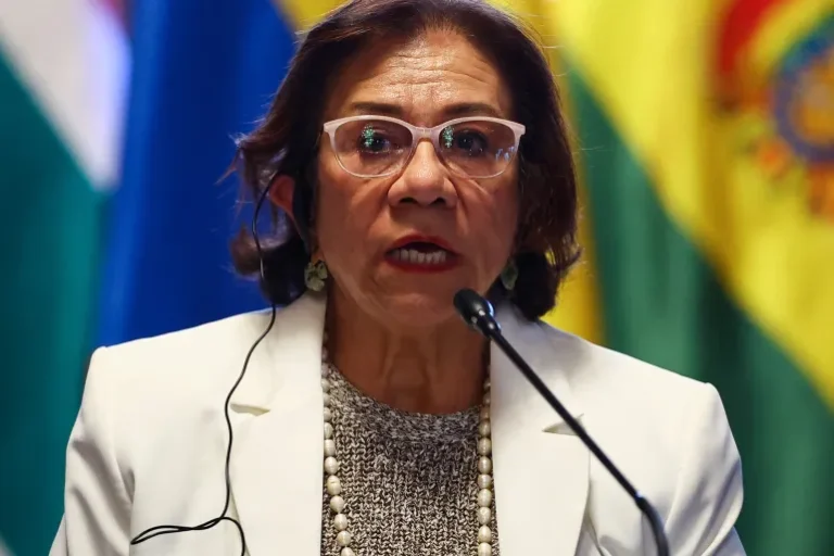 كولومبيا تعلن سحب تأشيرة وزيرة خارجيتها للولايات المتحدة ردًا على إلغاء تأشيرة الرئيس بيترو