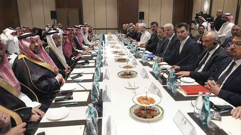 رئيس الشؤون الدينية التركي يبحث مع وزير الحج السعودي التعاون في شؤون الحج والعمرة