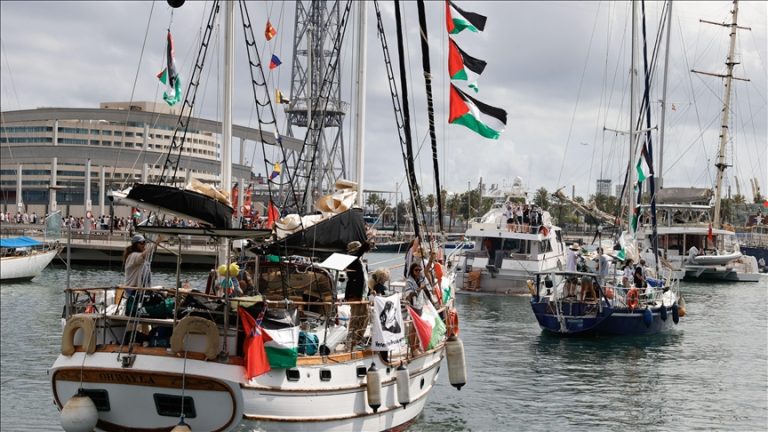 أسطول الصمود المغاربي يرفع مستوى الحذر بعد تحليق مسيّرات مجهولة فوق سفينته المتجهة إلى غزة