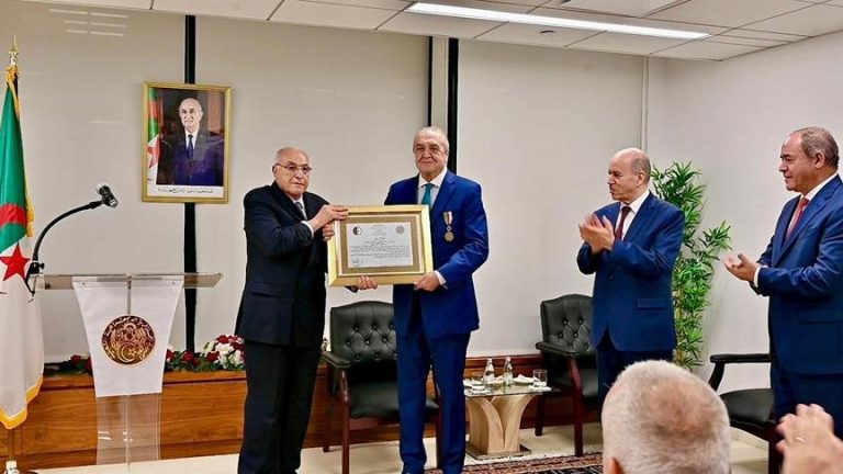 الجزائر تكرم سفيرها بالأمم المتحدة عمار بن جامع بأرفع وسام وطني