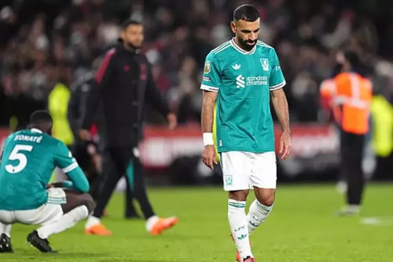 ليفربول يواصل نزيف النقاط بخسارته أمام برينتفورد 3-2 وصلاح يعود للتسجيل بعد غياب
