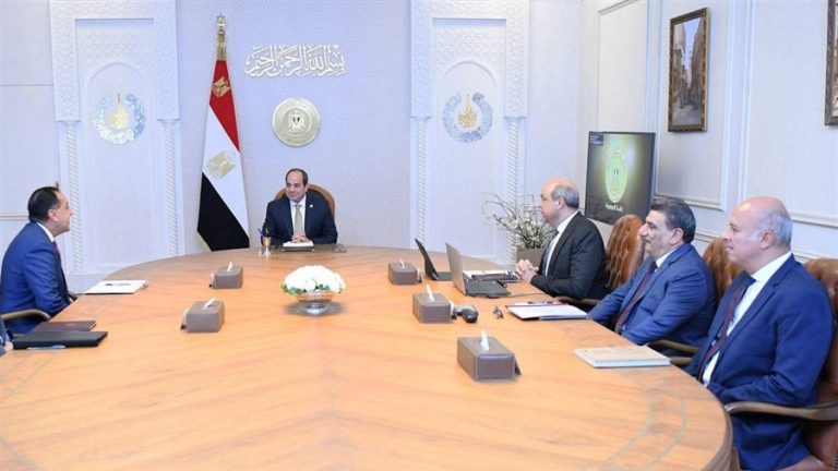 السيسي يتابع تنفيذ مشروع مبنى 4 بمطار القاهرة ويوجه بتعزيز الشراكات والاستدامة في قطاع الطيران