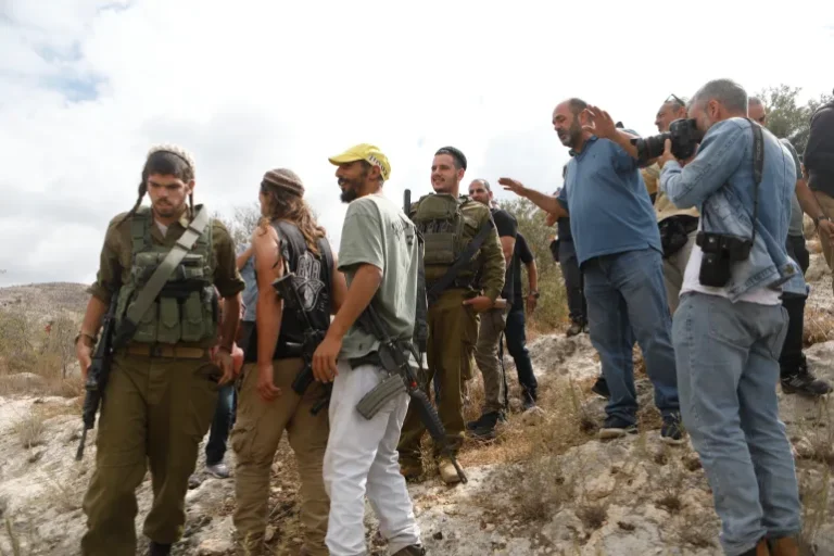 إصابة فلسطيني برصاص الاحتلال واعتداءات للمستوطنين شمال الضفة الغربية