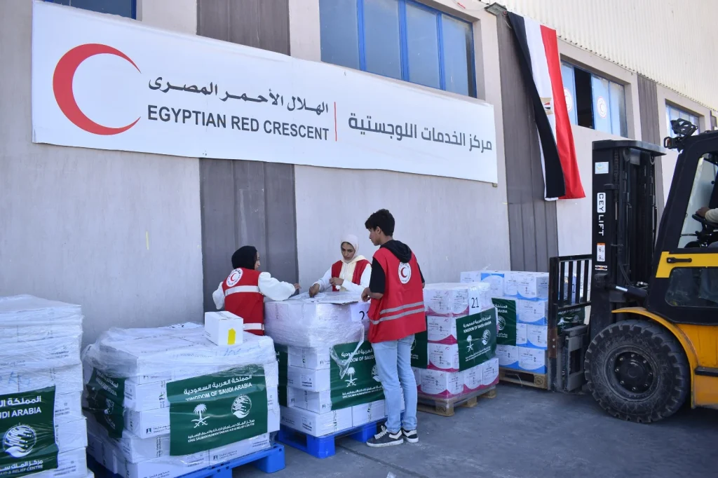 منسق الأمم المتحدة للإغاثة يتفقد المركز اللوجيستي للهلال الأحمر بالعريش