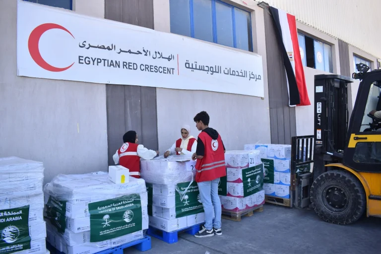 منسق الأمم المتحدة للإغاثة يتفقد المركز اللوجيستي للهلال الأحمر بالعريش