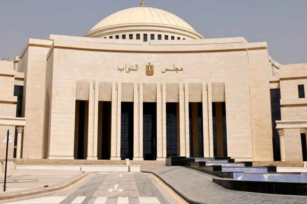 نائب برلماني يطالب الحكومة بتفعيل امتيازات قانون العمل الجديد لحماية العمالة غير المنتظمة