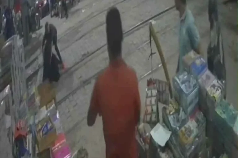 عامل مزلقان ينقذ سيدة من الموت في اللحظة الأخيرة بالمنيا