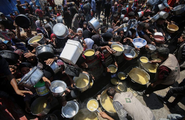 استشهاد 10 فلسطينيين بقصف تكية طعام خيرية في مواصي خان يونس