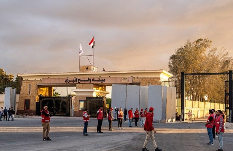 الاحتلال يغلق معبر رفح ردا على تأخر تسليم جثث الأسرى الإسرائيليين