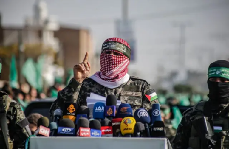 مسؤول مخابراتي مصري يكشف كواليس اتصال حاسم مع أبو عبيدة خلال مفاوضات صفقة شاليط