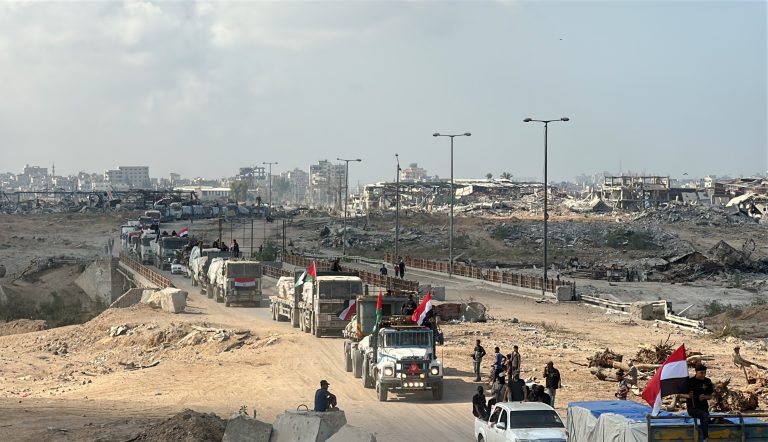 مصر تسير قافلة مساعدات ضخمة إلى غزة والشمال بعد انسحاب الجيش الإسرائيلي