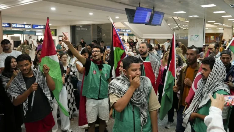 ترحيل جماعي جديد: إسرائيل تُبعد 29 ناشطًا من أسطول الصمود وسط تنديد حقوقي واسع