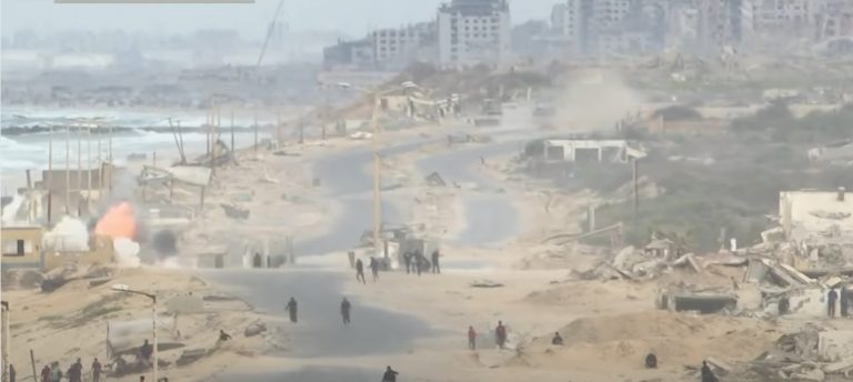 الدبابات تقصف الرشيد وتهاجم النازحين بعد تأخير “إسرائيل” وقف القتال