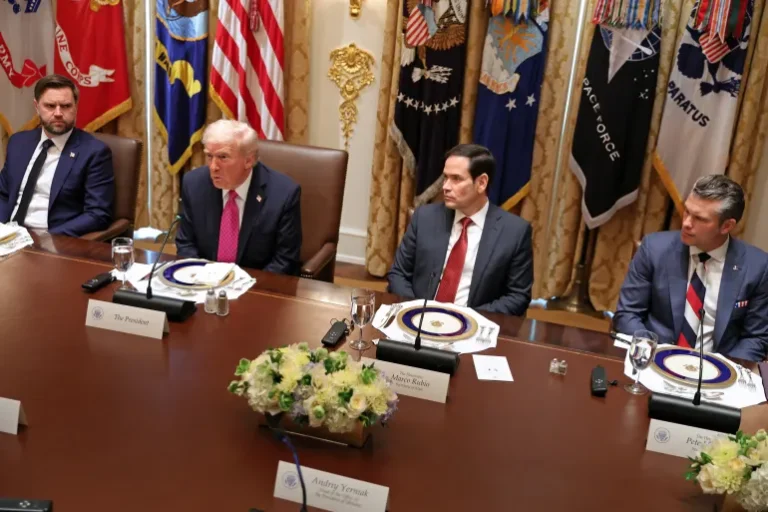 البيت الأبيض يهاجم الديمقراطيين ويتهمهم بـ”تشجيع الإرهاب” وتعطيل إنهاء الإغلاق الحكومي
