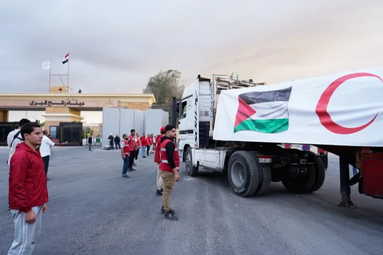 دخول قافلة مساعدات جديدة إلى غزة عبر معبر رفح تضم 194 شاحنة