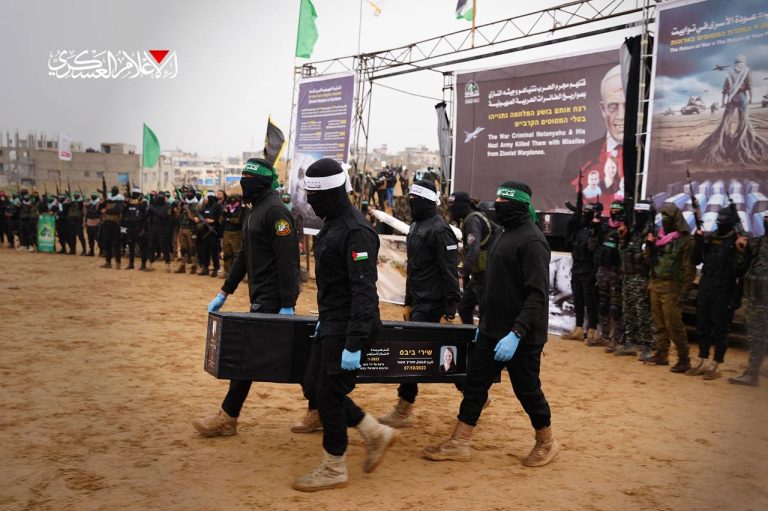 القسام تسلّم جثتي أسيرين إسرائيليين ضمن اتفاق وقف إطلاق النار في غزة