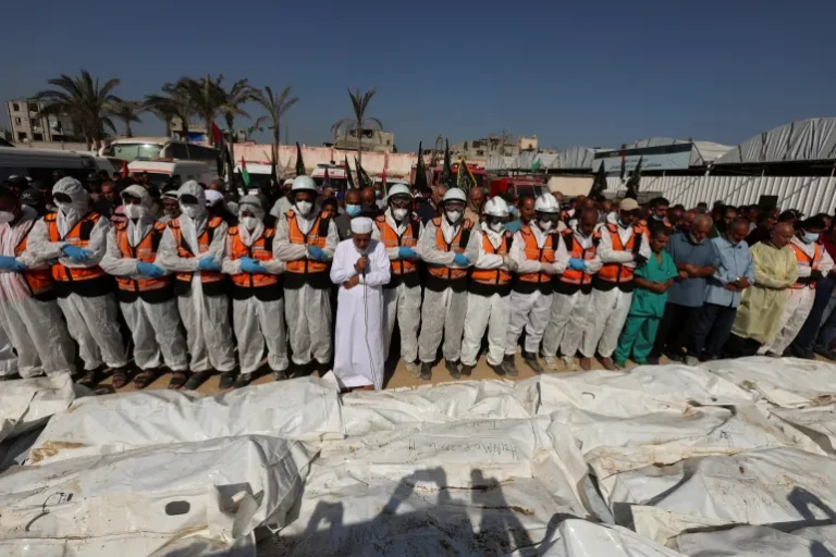 دفن عشرات الأسرى الفلسطينيين في مقبرة جماعية بدير البلح وسط اتهامات بتعذيبهم قبل استشهادهم