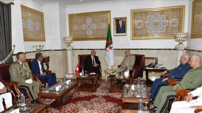 اتفاقية التعاون الدفاعي بين تونس والجزائر تثير تساؤلات ومعارضة تطالب بالكشف عن مضمونها