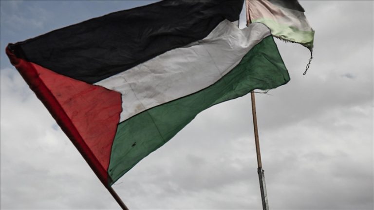 مئات الفلسطينيين بمخيم البداوي يحيّون صمود غزة بعد إعلان اتفاق وقف الحرب