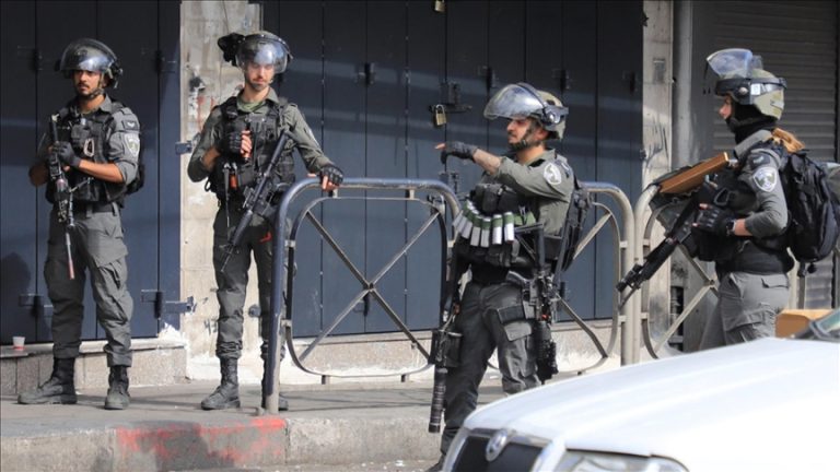 إصابة 36 فلسطينيا بينهم صحفيون في اعتداءات للمستوطنين وجيش الاحتلال على قاطفي الزيتون بنابلس