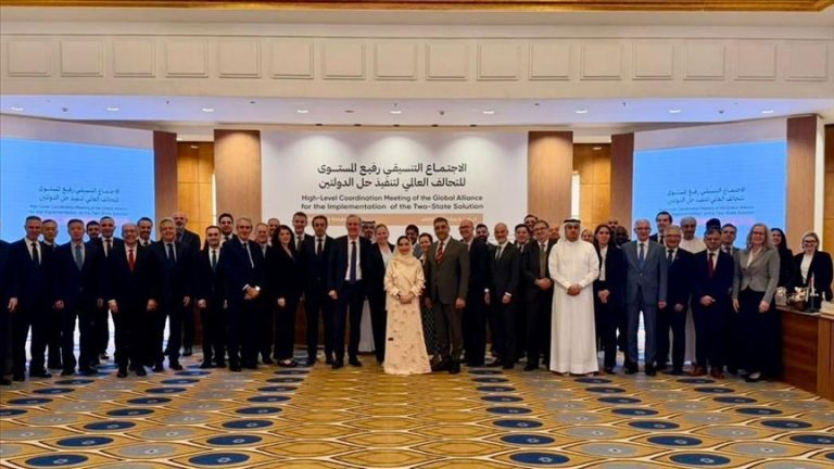 اجتماع دولي في الرياض يدعو إلى دعم ميزانية السلطة الفلسطينية وتنفيذ حل الدولتين