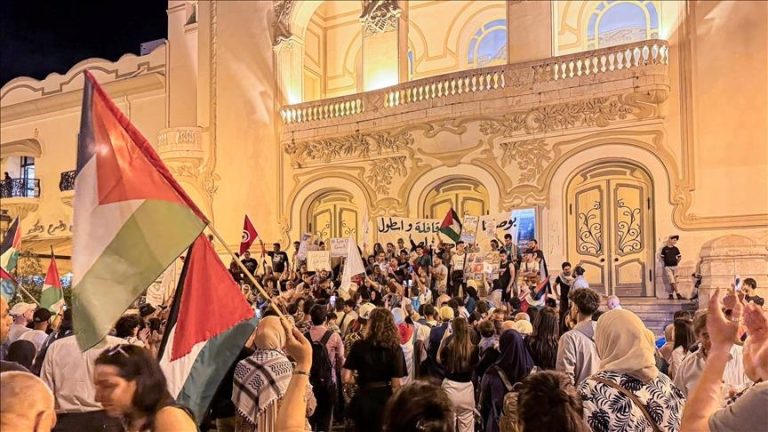 ناشطون تونسيون يواصلون اعتصامهم أمام السفارة الأمريكية للمطالبة بالإفراج عن محتجزي أسطول الصمود