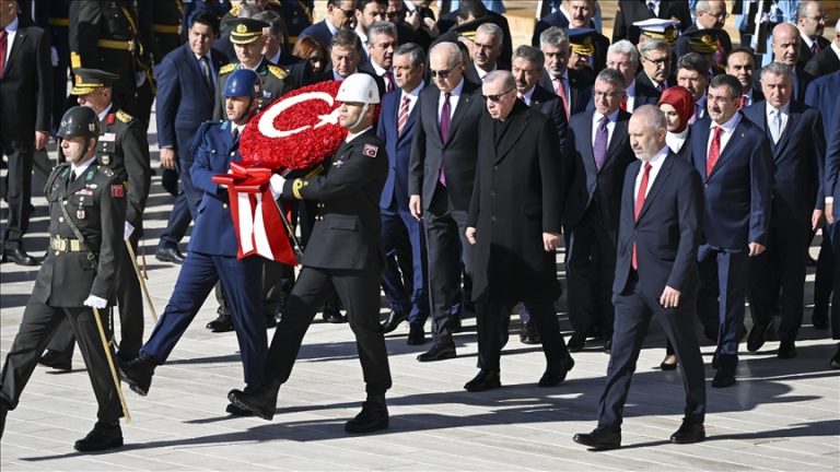 الرئيس أردوغان يحيي الذكرى الـ102 لتأسيس الجمهورية التركية بزيارة ضريح أتاتورك