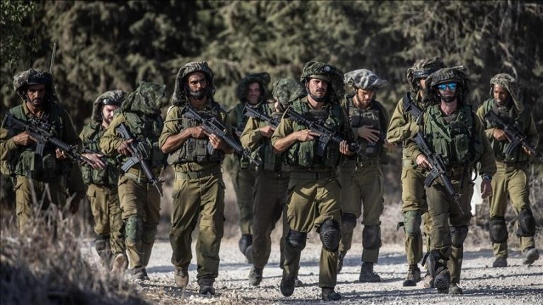 جنود إسرائيليون يرقصون احتفالًا بوقف الحرب في غزة وسط تصاعد أزمات الانتحار والخسائر داخل الجيش