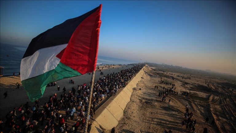 عشرات آلاف الفلسطينيين يعودون إلى شمال غزة بعد بدء انسحاب الجيش الإسرائيلي