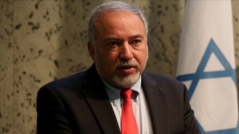 ليبرمان يجدد مزاعمه: إيران مصممة على الانتقام من إسرائيل وتعيد بناء قدراتها الصاروخية