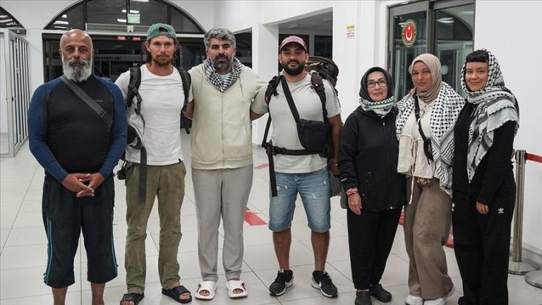 فرقاطة تركية تُجلي 7 ناشطين من أسطول الصمود بعد تعطل سفينتهم في المتوسط