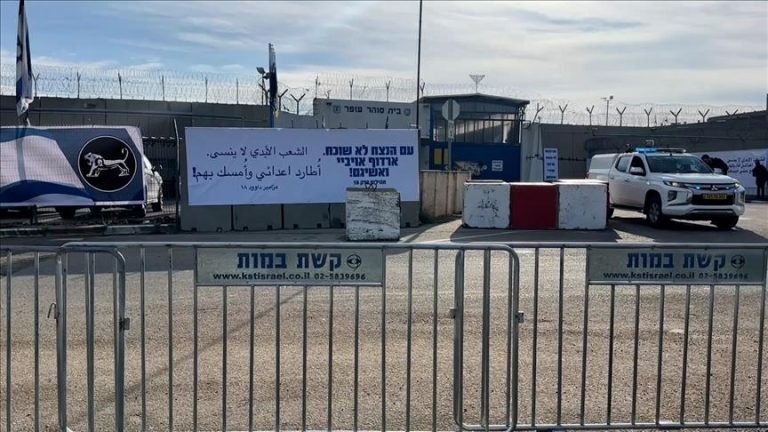 إسرائيل تحقق مع مئات النشطاء من “أسطول الصمود” وتنقلهم إلى سجن “كتسيعوت”