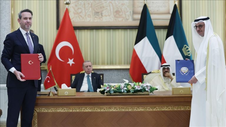 تركيا والكويت توقعان مذكرة تفاهم للتعاون في مجالات الكهرباء والطاقة المتجددة