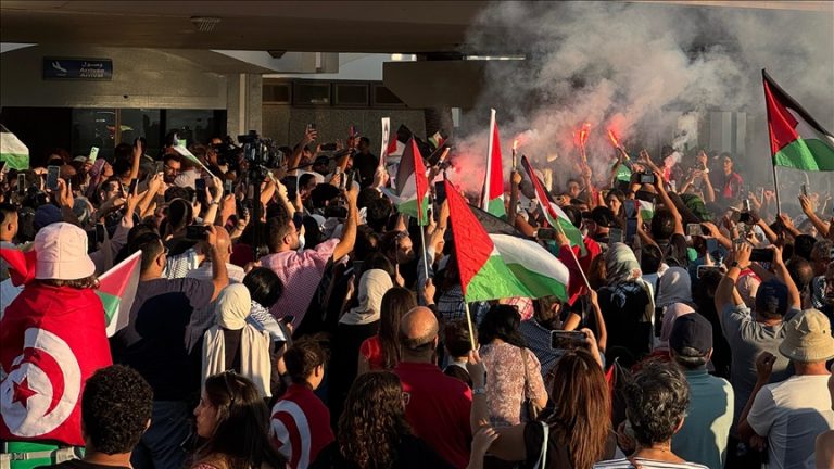 وصول الدفعة الثانية من ناشطي “أسطول الصمود” التونسيين إلى مطار قرطاج وسط استقبال شعبي حافل